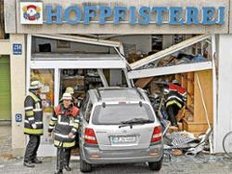 Geländewagen fährt in Bäckerei - sechs Verletzte