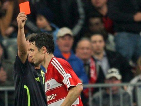 In der Vergagngenheit kein seltenes Bild: Mark van Bommel sieht rot.