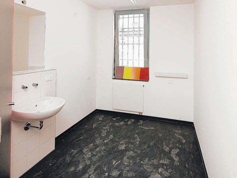 Neun Quadratmeter Platz bietet eine Einzelhaftzelle in der neuen JVA, die jetzt im Rohbau steht. Es fehlen noch ein Bett, ein Schreibtisch und ein Stuhl – die Toilette ist links vom Waschbecken integriert. Neun Quadratmeter Platz bietet eine Einzelhaftzelle in der neuen JVA, die jetzt im Rohbau steht. Es fehlen noch ein Bett, ein Schreibtisch und ein Stuhl – die Toilette ist links vom Waschbecken integriert.