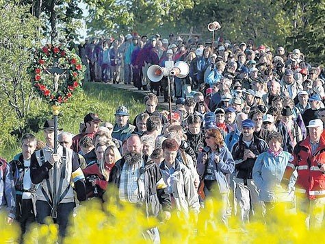 Zehntausende Menschen aus ganz Bayern pilgern zurzeit nach Altötting – zur berühmten Schwarzen Madonna. Wie durch ein Wunder wurden 350 Wallfahrer aus Garching an der Alz am Sonntag vor einem schrecklichen Unglück bewahrt. Zehntausende Menschen aus ganz Bayern pilgern zurzeit nach Altötting – zur berühmten Schwarzen Madonna. Wie durch ein Wunder wurden 350 Wallfahrer aus Garching an der Alz am Sonntag vor einem schrecklichen Unglück bewahrt.