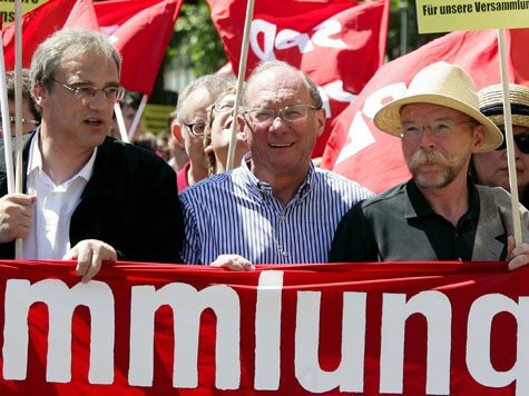 Der SPD-Fraktionsvorsitzende im Bayerischen Landtag, Franz Maget (M), demonstrierte zusammen mit mehreren hunderten Vertretern von Gewerkschaften und der Opposition gegen die von der CSU-Regierung geplante Versch&auml;rfung des Versammlungsrechts.