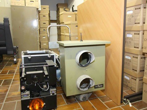 In einem Keller lagert die Radaranlage, die empfindliche Elektronik mit dem Blitz haben Andreas H&auml;usler (li.) von der st&auml;dtischen Geschwindigkeits&uuml;berwachung und Mitarbeiter Stefan Deuringer an einem staubfreien Ort aufbewahrt.