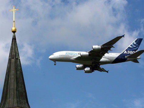 Ein Großraumflugzeug des Typs Airbus A380 im Tiefflug den Kirchturm der Marienkapelle von Geisenbrunn (Lkrs.Starnberg). Die Maschine ist im Anflug auf den Sonderflughafen Oberpfaffenhofen. Ein Großraumflugzeug des Typs Airbus A380 im Tiefflug den Kirchturm der Marienkapelle von Geisenbrunn (Lkrs.Starnberg). Die Maschine ist im Anflug auf den Sonderflughafen Oberpfaffenhofen.