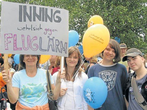 "Der Ausbau ist Irrsinn" - über 4000 Menschen protestierten in Weßling. "Der Ausbau ist Irrsinn" - über 4000 Menschen protestierten in Weßling.