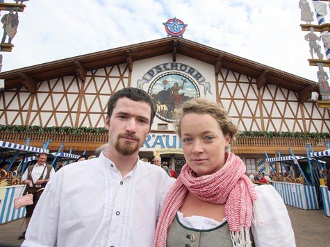 Julia O. und ihr Bruder Korbinian wurden am Samstag aus der Bräurosl geworfen - offenbar, weil sie zu wenig konsumiert hatten. Julia O. und ihr Bruder Korbinian wurden am Samstag aus der Bräurosl geworfen - offenbar, weil sie zu wenig konsumiert hatten.