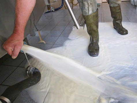 Zahlreiche Milchbauern protestieren bundesweit mit dem Wegsch&uuml;tten der Tagesproduktion ihrer K&uuml;he gegen die ihrer Meinung nach zu niedrigen Milchpreise.