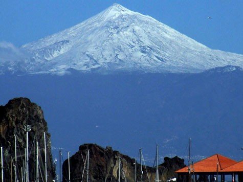 Der Vulkan Teide auf Gomera - mit Schnee bedeckt. Der Vulkan Teide auf Gomera - mit Schnee bedeckt.