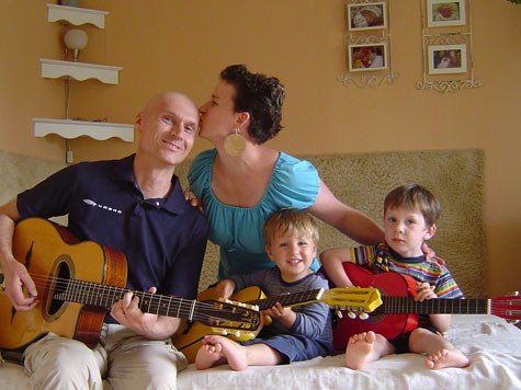 Sie hoffen alle so sehr, dass bald ein geeigneter Stammzellenspender f&uuml;r den Papa gefunden wird: Susanne und Wolfgang Luck mit ihren S&ouml;hnen Eduard (2, li.) und Ferdinand (4).