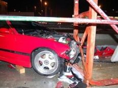 Auto prallt gegen Baugerüst - Fahrer unter Drogen