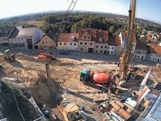 Hier steht er noch sicher auf seinen Ketten: Der Bagger rammt einen Grundpfeiler in den Boden.