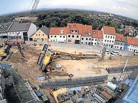 Nach dem Unfall liegt der Bagger auf der rechten Seite. Nach dem Unfall liegt der Bagger auf der rechten Seite.