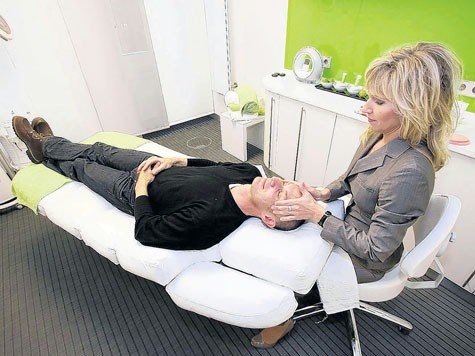 Ein kurzes Vorgespr&auml;ch, dann legt T&uuml;nde Hartwieg Hand an: Bei diesem Gast massiert sie den Stress einfach weg.