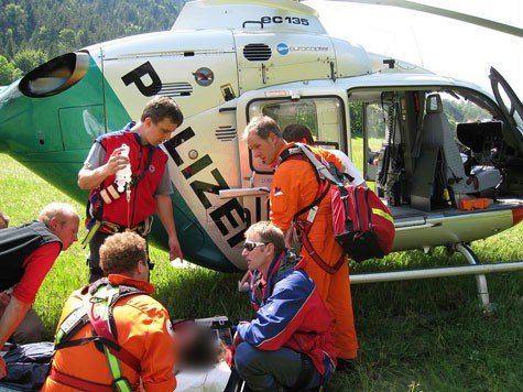 Rettungskr&auml;fte versorgen die gerettete US-Studentin.