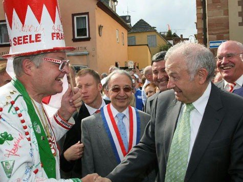 Der bayerische Ministerpr&auml;sident G&uuml;nther Beckstein begr&uuml;&szlig;t in Miltenberg beim "Tag der Franken" einen Einheimischen.