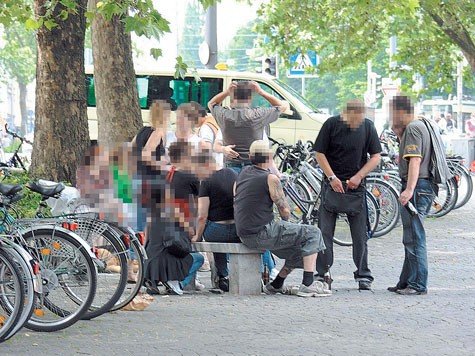Sendlinger-Tor-Platz: Solche Ansammlungen machen vielen Münchnern Angst. Sendlinger-Tor-Platz: Solche Ansammlungen machen vielen Münchnern Angst.