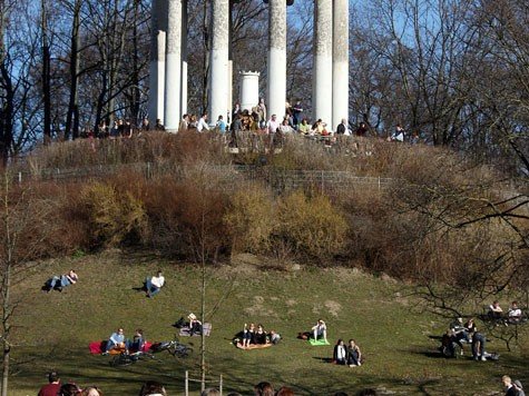 Im Englischen Garten werden bald Liegestühle ausgeklappt. Im Englischen Garten werden bald Liegestühle ausgeklappt.