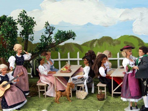 Barbie-Puppen mit Trachten, die die N&auml;herin Eva Baierl angefertigt hat.