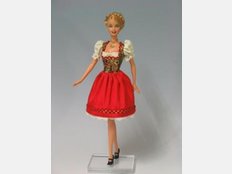 Das Modell f&uuml;r Barbie zum diesj&auml;hrigen Oktoberfest ist ein edles St&uuml;ck aus Brokat, Spitze, Gold und roter Seide.