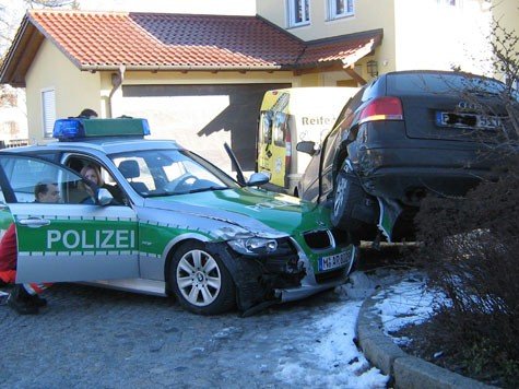 Die Verfolgungsjagd endet nicht ganz so wie geplant: Der Polizeiwagen lupft das Auto des Gurtmuffels auf seine Haube. Die Verfolgungsjagd endet nicht ganz so wie geplant: Der Polizeiwagen lupft das Auto des Gurtmuffels auf seine Haube.
