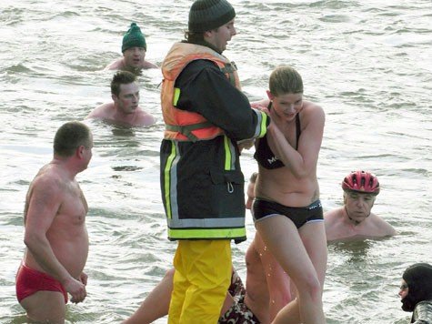 Ganz sch&ouml;n kalt: Den mutigen Schwimmern sind die Wassertemperaturen ins Gesicht geschrieben.