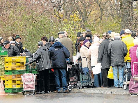 Die Schlangen vor der M&uuml;nchner Tafel werden immer l&auml;nger. Die Zahlen zeigen: Mittlerweile leben in Bayern rund 480 000 Menschen von Hartz IV.