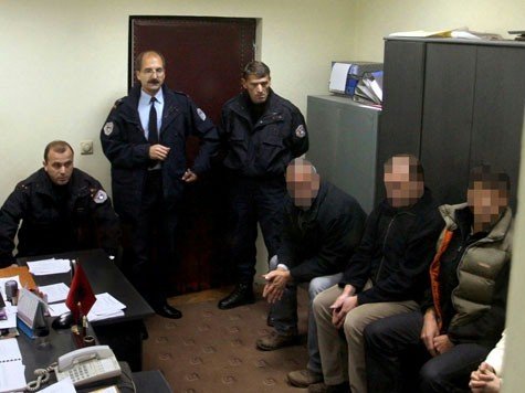 Drei deutsche M&auml;nner, die beschuldigt werden, an einem Sprengstoffanschlag auf die EU-Vertretung in der Kosovo-Hauptstadt Pristina beteiligt zu sein, werden am Samstag von einem Untersuchungsrichter in Pristina verh&ouml;rt.