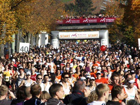 Gedr&auml;nge am Start. Danach ging es bei Traumwetter &uuml;ber 42 kilometer durch M&uuml;nchen.