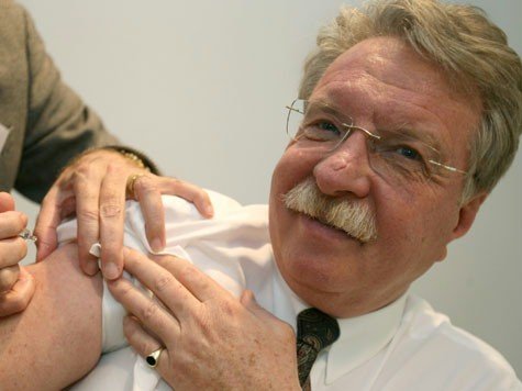 Der bayerische Gesundheitsminister Otmar Bernhard (CSU) wird gegen Grippe geimpft. Obwohl der H&ouml;hepunkt der Grippesaison meist erst im neuen Jahr erreicht wird, empfiehlt Bernhard sich bereits jetzt impfen zu lassen.