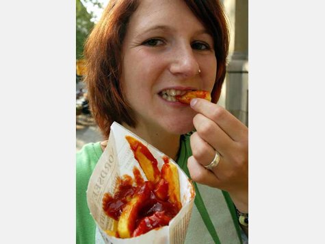 Lüge 5: Fast Food ist schlecht. Es kommt nicht auf das "Fast Food" im Sinne von schnellen Snacks an. Wichtig ist nur, was gesnackt wird: Pommes oder ein Apfel zwischendurch. Lüge 5: Fast Food ist schlecht. Es kommt nicht auf das "Fast Food" im Sinne von schnellen Snacks an. Wichtig ist nur, was gesnackt wird: Pommes oder ein Apfel zwischendurch.