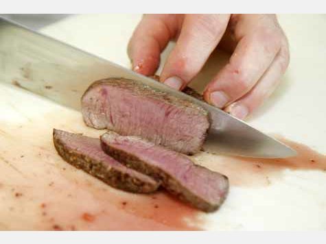 Lüge 6: Fleisch braucht der Mensch. Diese Ernährungs-Lüge ist falsch, der Körper kommt auch ohne Fleisch aus - vorausgesetzt, er erhält Eiweiß oder das Vitamin B12 über andere Produkte wie Eier, Milch und Fisch. Lüge 6: Fleisch braucht der Mensch. Diese Ernährungs-Lüge ist falsch, der Körper kommt auch ohne Fleisch aus - vorausgesetzt, er erhält Eiweiß oder das Vitamin B12 über andere Produkte wie Eier, Milch und Fisch.