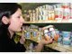 L&uuml;ge 14: &bdquo;0,1 Prozent Fett&ldquo;-Produkte machen schlank. Falsch: Enth&auml;lt der Joghurt viel Zucker, n&uuml;tzt das reduzierte Fett wenig. Auch die Aufschrift &bdquo;Di&auml;t&ldquo; bringt nichts sondern n&uuml;tzt meist nur dem Geldbeutel der Hersteller. Die Verbraucherzentrale Hamburg hat im vergangenen Jahr 15 Di&auml;tlebensmittel getestet. Das Ergebnis: Alle waren fett- und kalorienreicher als vergleichbare normale Produkte.