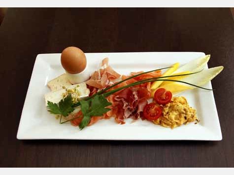 Lüge 7: Ohne Frühstück nimmt sich´s leichter ab. Im Gegenteil: Wer ausgiebig frühstückt, verspürt über den Tag verteilt seltener Heißhunger. Lüge 7: Ohne Frühstück nimmt sich´s leichter ab. Im Gegenteil: Wer ausgiebig frühstückt, verspürt über den Tag verteilt seltener Heißhunger.