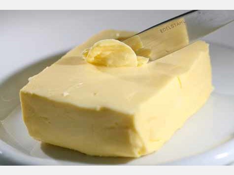 Lüge 3: Margarine ist besser als Butter. Dieses Pauschalurteil ist falsch. Vielmehr kommt es auf die Kombination bestimmter pflanzlicher und tierischer Fette an. Wichtig ist, auf den Konsum hochwertiger Pflanzenfette. Wer ansonsten Öl aus Raps, Walnuss, Soja oder Oliven zu sich nimmt, braucht sich die Butter nicht vom Brot stehlen lassen. Lüge 3: Margarine ist besser als Butter. Dieses Pauschalurteil ist falsch. Vielmehr kommt es auf die Kombination bestimmter pflanzlicher und tierischer Fette an. Wichtig ist, auf den Konsum hochwertiger Pflanzenfette. Wer ansonsten Öl aus Raps, Walnuss, Soja oder Oliven zu sich nimmt, braucht sich die Butter nicht vom Brot stehlen lassen.