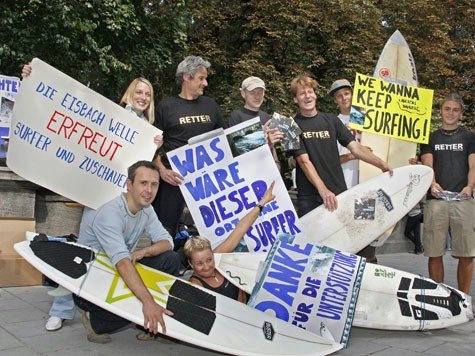 Protest gegen ein mögliches Surf-Verbot auf dem Eisbach: Die Freizeitsportler im Englischen Garten präsentierten sich gestern mit Plakaten, „Retter“-T-Shirts und ihren Sportgeräten Protest gegen ein mögliches Surf-Verbot auf dem Eisbach: Die Freizeitsportler im Englischen Garten präsentierten sich gestern mit Plakaten, „Retter“-T-Shirts und ihren Sportgeräten