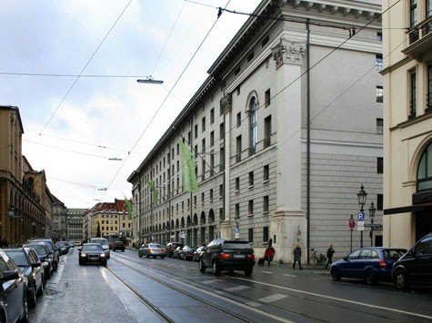 Die Maximilianstraße: Früher gab es hier Blumen- und Obstläden, heute dominieren in der Nobelmeile internationale Luxus-Modeketten. Die Maximilianstraße: Früher gab es hier Blumen- und Obstläden, heute dominieren in der Nobelmeile internationale Luxus-Modeketten.