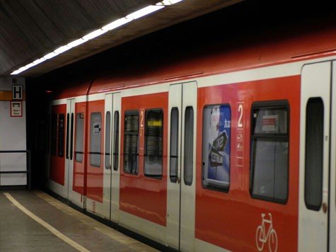 Ungewöhnlicher Ort für eine Geburt: Das Abteil eines S-Bahn-Wagens. Ungewöhnlicher Ort für eine Geburt: Das Abteil eines S-Bahn-Wagens.