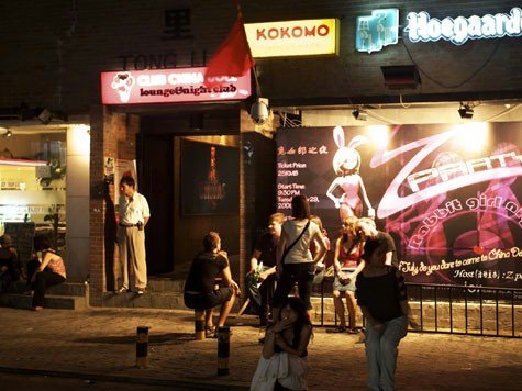 Touristen unterhalten sich vor einem Nachtclub im Vergn&uuml;gungsviertel von Peking (Foto vom 27.07.2008). Zwar haben die Sittenw&auml;chter das Pekinger Nachtleben vor Olympia "ges&auml;ubert" und einschl&auml;gige Bars geschlossen, doch auch das &auml;lteste Gewerbe der Welt ist olympisch schwer im Gesch&auml;ft.