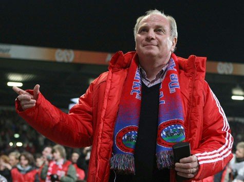 Uli Hoene&szlig; beim Testspiel in Mainz: Als er Lust auf eine Wurst hatte, ging er einfach eine essen (siehe Interview)