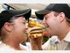 Wie hei&szlig;en die beliebten Fleischbr&ouml;tchen? A: Hamburger B: Flensburger
