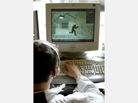 Ein Kind sitzt am Computer. Experte Pfeiffer w&uuml;rde das untersagen.