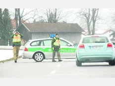 Die Polizei sperrte die Stra&szlig;en ab.