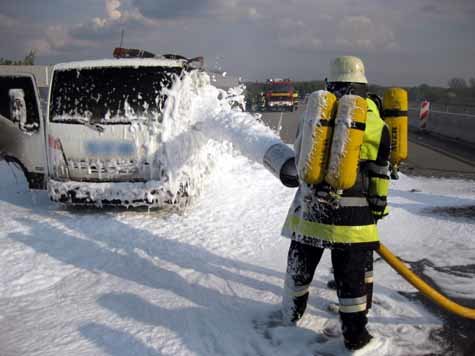 569863256-autotransporter-brennt-feuerwehr-garching.9.jpg
