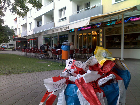 Der Ort der Messerstecherei in der Blumenau – das Eiscafé an der Terofalstraße. Der Ort der Messerstecherei in der Blumenau – das Eiscafé an der Terofalstraße.