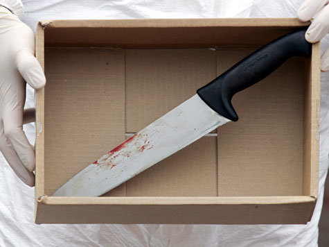 Mit so einem Küchenmesser (Archivbild) hat der 18-Jährige seine beiden Schwestern niedergestochen. Mit so einem Küchenmesser (Archivbild) hat der 18-Jährige seine beiden Schwestern niedergestochen.