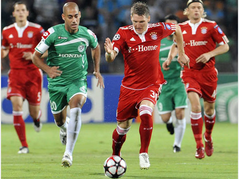 Bastian Schweinsteiger läuft dem Gegner davon. Bastian Schweinsteiger läuft dem Gegner davon.