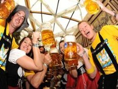 Zu viel Alkohol und fettes Essen – Mediziner rät nach der Wiesn: So wird Ihre Leber schnell wieder fit