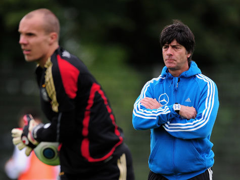 Joachim Löw (r.) verzichtet zunächst auf die Dienste von Robert Enke Joachim Löw (r.) verzichtet zunächst auf die Dienste von Robert Enke