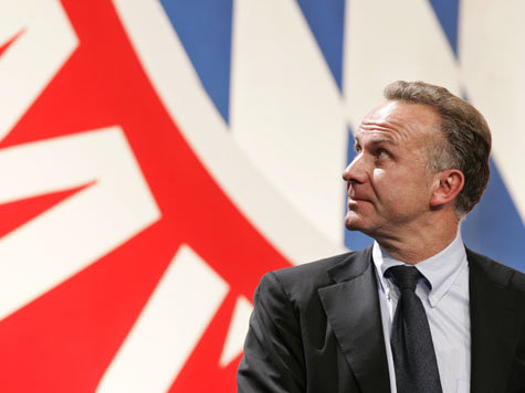 Karl-Heinz Rummenigge kann optimistisch auf das Logo des FC Bayern blicken Karl-Heinz Rummenigge kann optimistisch auf das Logo des FC Bayern blicken