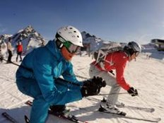 Sicherheit beim Skifahren ist wichtig. Deshalb: Helm auf! Aber den Richtigen. Sicherheit beim Skifahren ist wichtig. Deshalb: Helm auf! Aber den Richtigen.