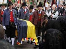 Regina von Habsburg mit Kaiserhymne verabschiedet - Trauerfeier in Pöcking am Starnberger See - Bilder